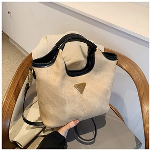 Vue détaillée du sac cabas en suède avec logo triangle en métal et bandoulière amovible