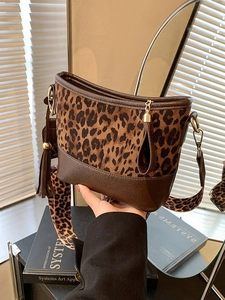 Women Leopard Print Crossbody Bucket Bag Vintage PU Leather Splicing Shoulder Bag With Wide Strap Tassel Fashion Bag