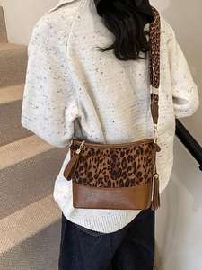 Fashionable leopard print bucket bag with wide strap and tassel detail for women