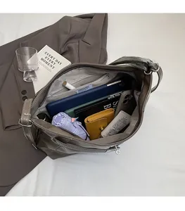 Vue de dessus du sac fourre-tout taupe montrant l'intérieur spacieux pour tablette et accessoires