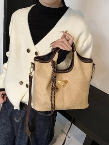 Sac fourre-tout rétro kaki avec bordure café foncé et pompon tissé pour porté épaule
