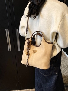 Sac fourre-tout rétro en daim jaune avec poignées marron pour la mode d'automne