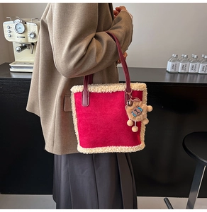 Sac fourre-tout rouge bordé de fausse fourrure beige avec un charmant ours en peluche