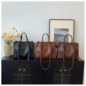 Detailed comparison of minimalist tote bags in black, caramel, and dark brown colors