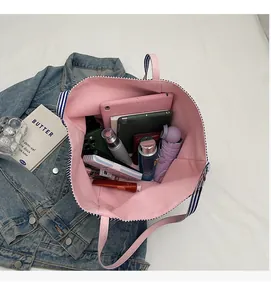 Makroaufnahme der gestreiften Canvas-Tasche mit geräumigem Innenraum für Alltagsutensilien