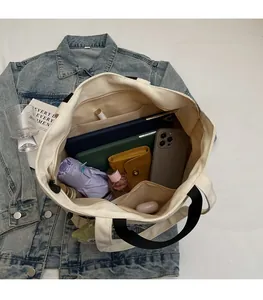 Draufsicht der weißen Canvas-Tasche mit großem Innenraum für Alltagsgegenstände