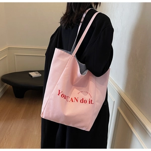 Detail der rosa Segeltuchtasche mit You CAN do it Aufdruck und Streifenfutter