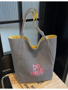 Gestreifte Canvas-Einkaufstasche mit be well Aufdruck und gelbem Innenfutter