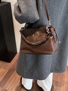 Borsa a secchiello marrone a pieghe alla moda con manico intrecciato e dettagli argento