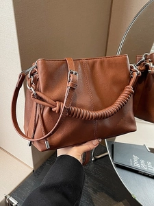 Elegante borsa a secchiello marrone pieghettata in pelle morbida con tracolla regolabile