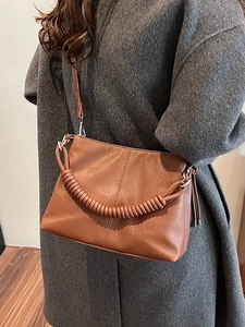 Secchiello marrone plissettato minimalista con dettaglio manico avvolto su modella
