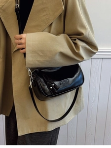 Sac Bandoulière Oreiller en Cuir PU pour Femme Sac à Épaule Cylindre Décontracté Avec Bandoulière Réglable Design Lettres Sac de Jour