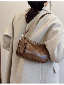 Sac sous le bras rétro en cuir huilé marron avec logo embossé et boucles argentées