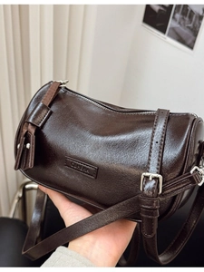 Sac cylindre marron en similicuir brillant avec bandoulière réglable élégante