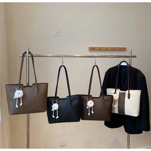 Detailed display of winter tote bags in four colors with cute plush pendants