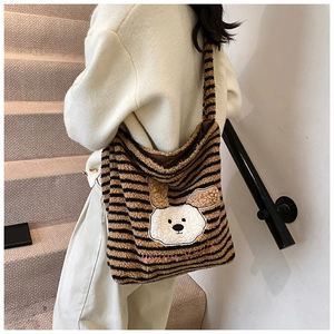 Detail der gestreiften Plüschtasche mit Cartoon-Tier-Patch und Young Studio Stickerei