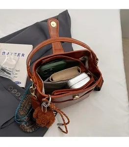 Vista superior del interior espacioso del bolso de cubo marrón con oso de peluche
