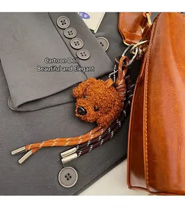Colgante de peluche para bolso con diseño de caniche y cuerda trenzada en bolso de cuero