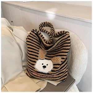 Detail der Plüschtasche mit braunen Streifen und niedlicher Hunde-Stickerei