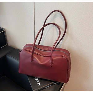 Borsa Boston bordeaux intenso in pelle testurizzata con doppi spallacci lunghi