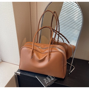 Dettaglio della borsa Boston in pelle marrone martellata con zip argento e capienza ampia