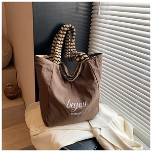 Detail der braunen Canvas-Tasche mit Plüschriemen im Tiger-Look und beyou merci Aufdruck