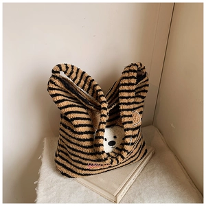 Detailansicht der flauschig gestreiften Einkaufstasche mit Bären-Patch und Bestickung