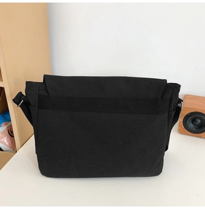 Detailansicht der verstellbaren Riemen und Metallschnalle dieser schwarzen Segeltuchtasche