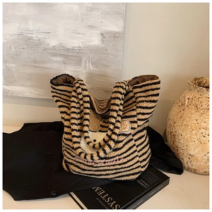Detailansicht der flauschigen Tragetasche mit Tigerstreifen und niedlichem Patch