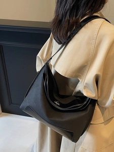 Vintage large capacity black hobo bag with metal clasp and matte leather finish