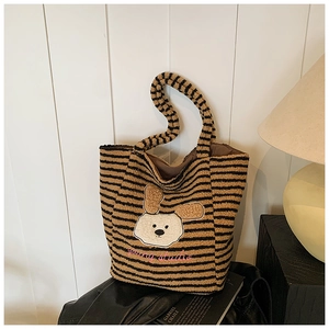 Detailansicht der gestreiften Plüschtasche mit Hunde-Stickerei und Young Studio Schrift