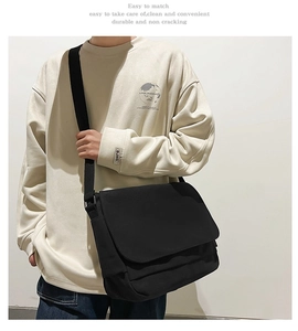 Schwarze Canvas Umhängetasche für Damen und Herren mit breitem Gurt am Modell