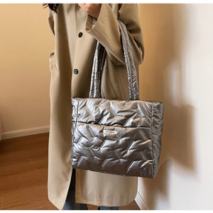 Détail du sac cabas matelassé argenté avec étiquette Fashion & Bag pour femme