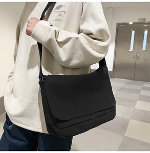 Schwarze Canvas-Umhängetasche am Modell für einen trendigen, lässigen Stil
