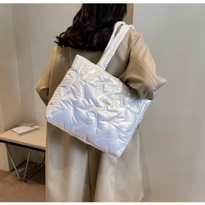 Vue détaillée de dos d'un grand sac cabas matelassé blanc porté par un mannequin