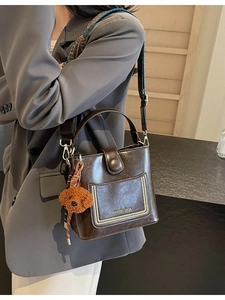 Vintage braune Beuteltasche mit gemustertem Gurt und Plüschbär-Anhänger für Damen