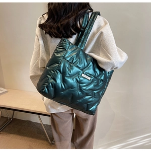 Détail du grand sac cabas matelassé vert foncé avec finition métallique et bandoulière
