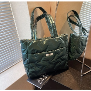 Vue détaillée du grand sac cabas matelassé vert foncé avec un motif à chevrons brillant