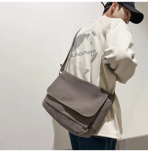 Detailansicht der großen Canvas-Kuriertasche mit verstellbarem Gurt und Seitentasche