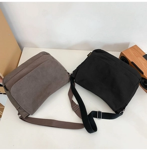 Details von dunkelgrauen und schwarzen Canvas-Umhängetaschen mit verstellbaren Riemen
