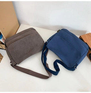 Detailansicht robuster Canvas-Umhängetaschen in Dunkelgrau und Blau mit verstellbarem Gurt