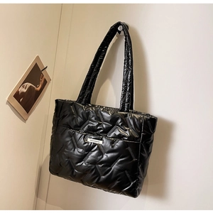 Détail du sac cabas matelassé noir en nylon brillant avec petit logo Fashion & Bag blanc