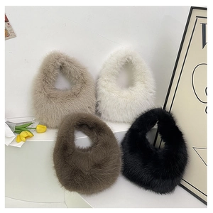 Auswahl an flauschigen Kunstfell-Handtaschen in Beige, Weiß, Braun und Schwarz