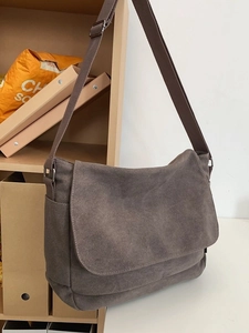 Braune Canvas-Umhängetasche mit verstellbarem Gurt und Klappe im lässigen Stil