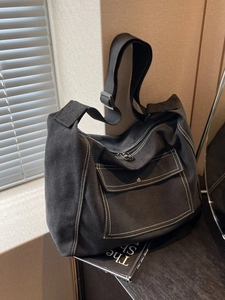 Große schwarze Canvas Umhängetasche mit weißen Nähten und verstellbarem Gurt für Damen