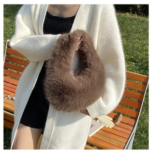 Detailansicht der flauschigen dunkelbraunen Kunstpelz-Handtasche mit rundem Griff