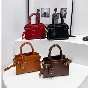 Petits sacs fourre-tout carrés rétro affichés en rouge, noir, marron et beige