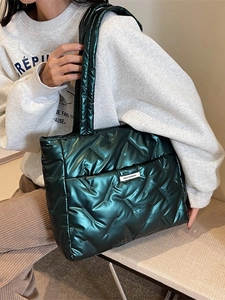 Sac fourre-tout matelassé vert foncé métallisé à grande capacité avec bandoulière large