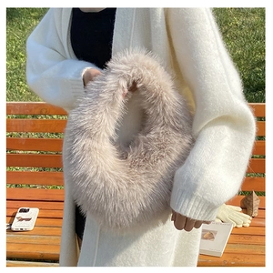 Detailaufnahme der flauschigen beigen Pelz-Handtasche für herbstliche Damenmode