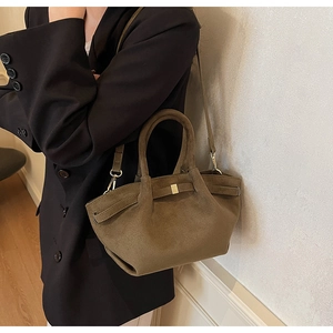 Details der Vintage-Tasche in Braun mit Frost-Optik, Goldbuckle und Schultergurt